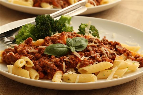 Pasta med kødsauce og broccoli