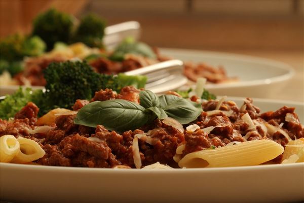 Pasta med kødsauce og broccoli