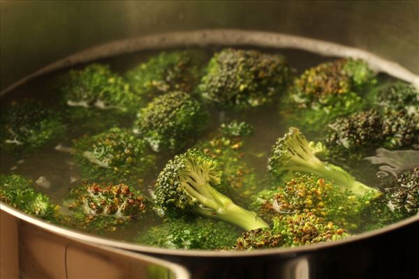 Pasta med kødsauce og broccoli