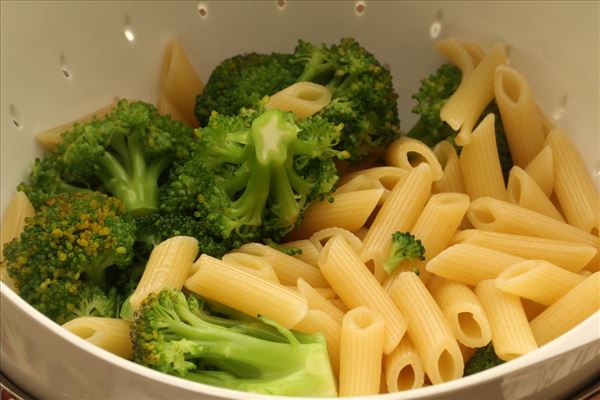 Pasta med kødsauce og broccoli