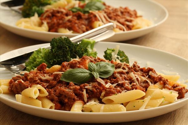 Pasta med kødsauce og broccoli