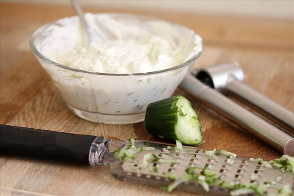 Kalkunfrikadeller med kartofler og råkost