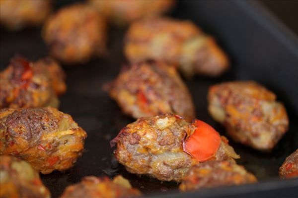 Kalkunfrikadeller med kartofler og råkost