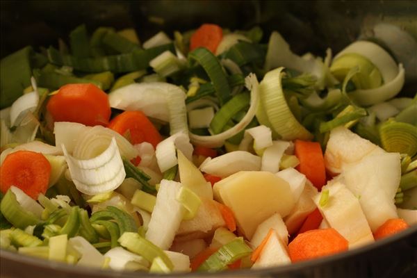 Grønsagssuppe med porre og selleri