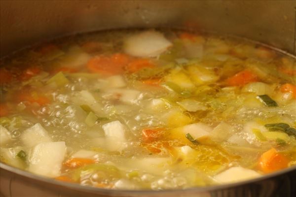 Grønsagssuppe med porre og selleri