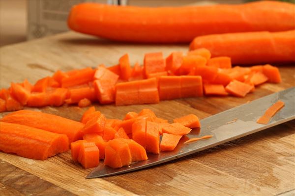 Karbonader med ærter og gulerødder