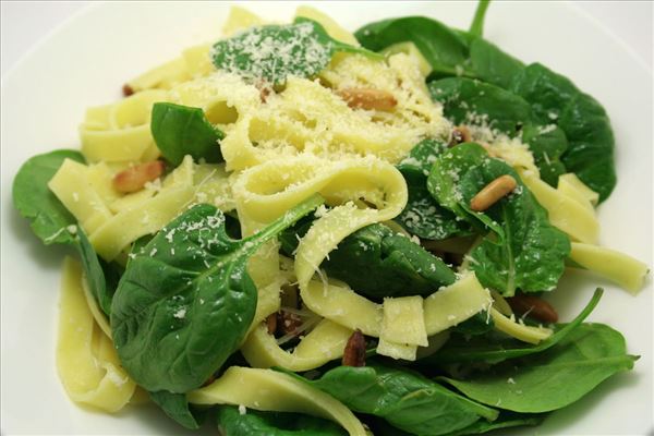 Pasta med pinjekerner og spinat