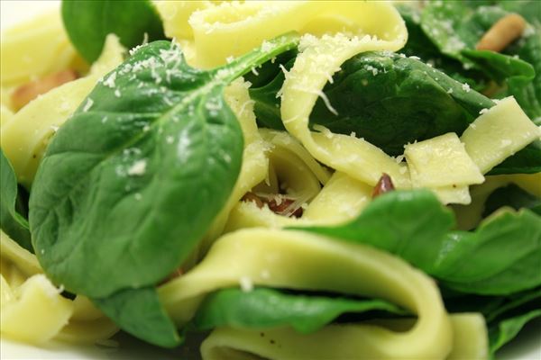 Pasta med pinjekerner og spinat