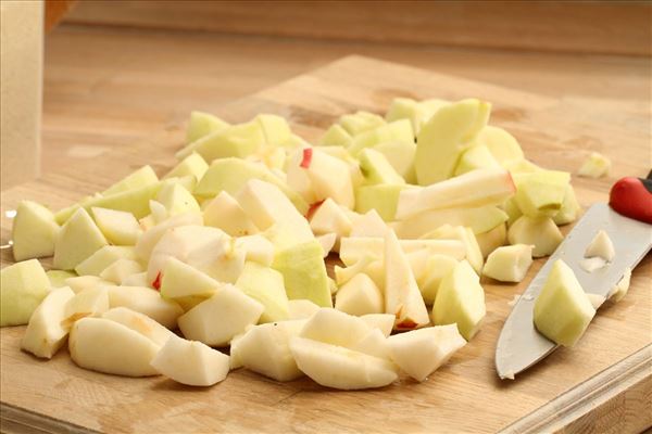 Æblekage med makroner og rasp