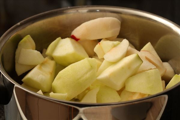 Æblekage med makroner og rasp