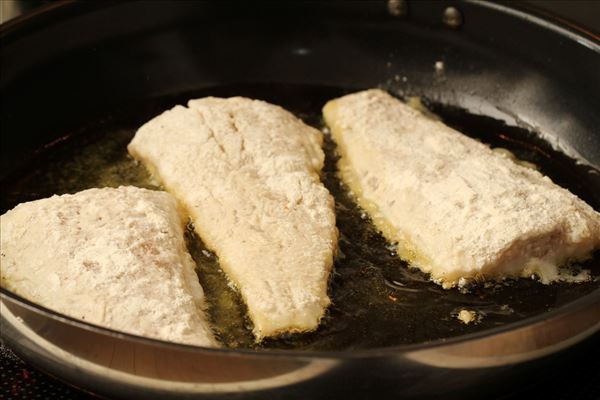 Torsk med ris og sur-sød tomatsauce