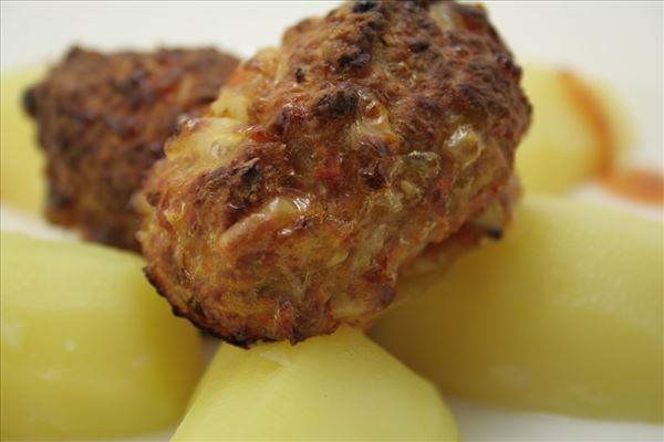 Frikadeller med kartofler og tomatsauce