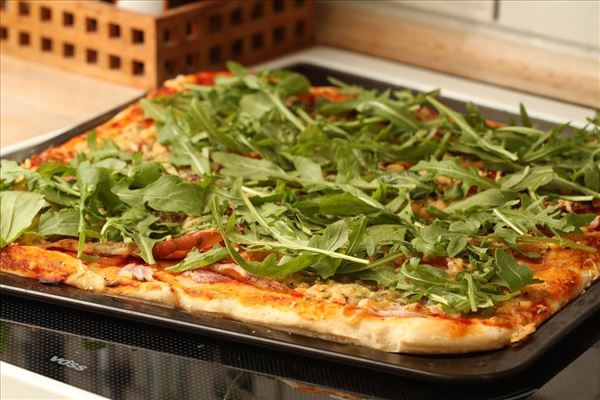 Pizza med parmaskinke og rucola