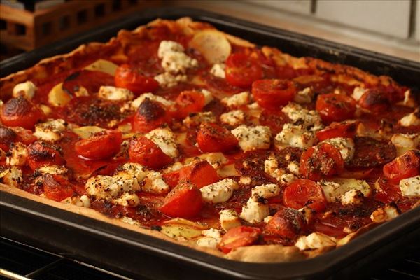 Pizza med chorizopølser, kartofler og feta