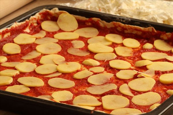 Pizza med chorizopølser, kartofler og feta