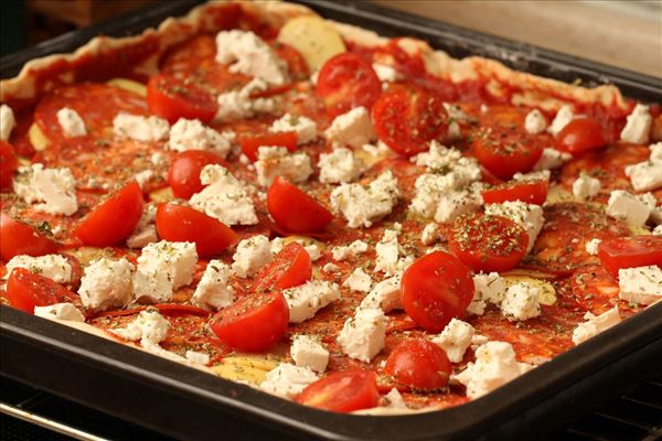 Pizza med chorizopølser, kartofler og feta