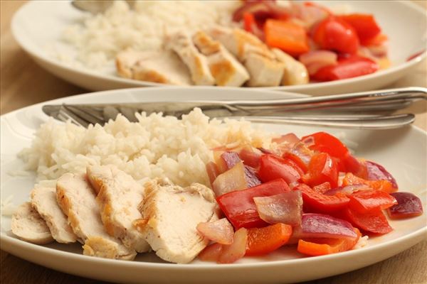 Kylling med peberfrugtsaute og ris