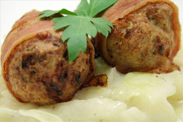 Frikadeller med bacon og stuvet hvidkål