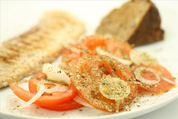 Skinkeschnitzel med tomatsalat