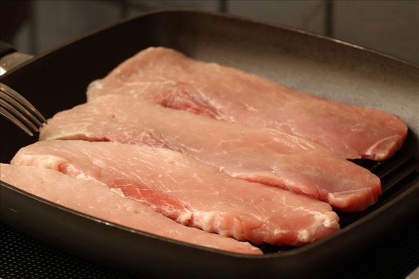 Skinkeschnitzel med tomatsalat