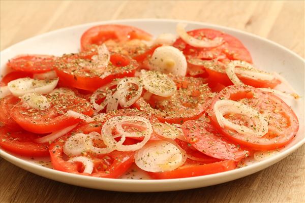 Skinkeschnitzel med tomatsalat