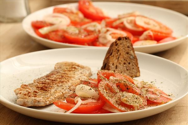 Skinkeschnitzel med tomatsalat