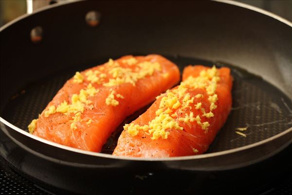 Laks med græsk salat