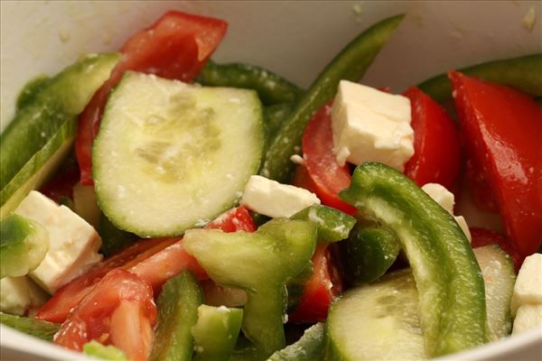Laks med græsk salat
