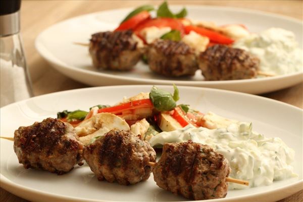 Græske kødboller med tzatziki og tomatsalat