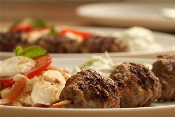 Græske kødboller med tzatziki og tomatsalat