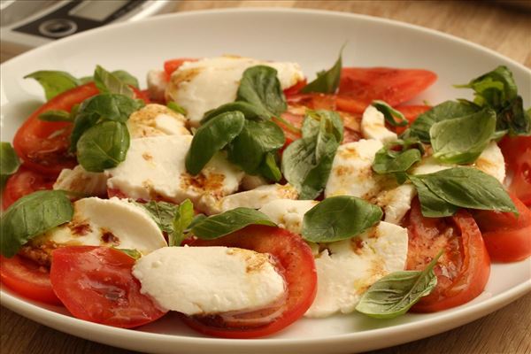 Græske kødboller med tzatziki og tomatsalat