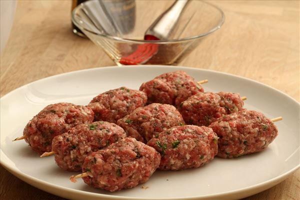 Græske kødboller med tzatziki og tomatsalat