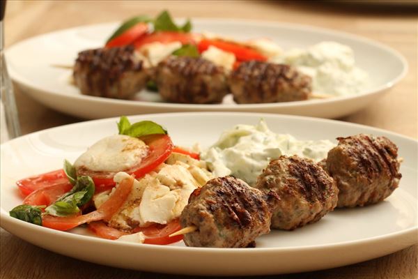 Græske kødboller med tzatziki og tomatsalat