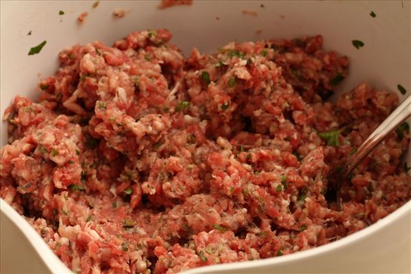 Græske kødboller med tzatziki og tomatsalat