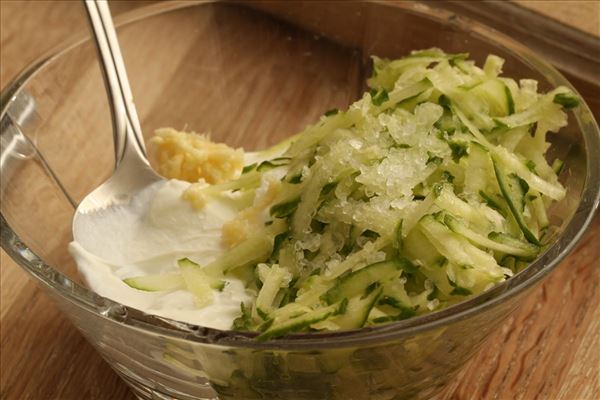 Græske kødboller med tzatziki og tomatsalat