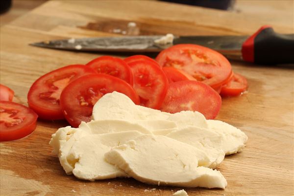 Græske kødboller med tzatziki og tomatsalat