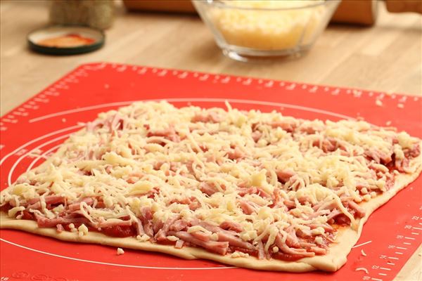Pizzasnegle med skinke og ost