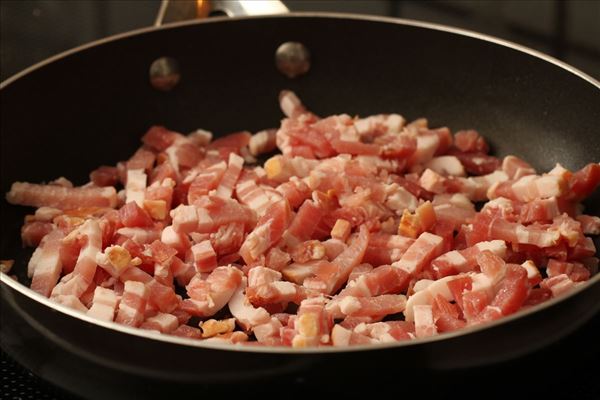 Tærte med bacon, cherrytomater og løg