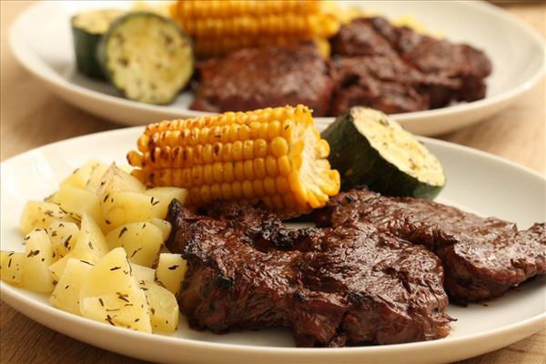 Grillede bøffer med nye kartofler og majskolber