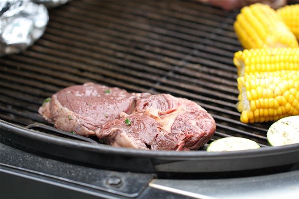 Grillede bøffer med nye kartofler og majskolber