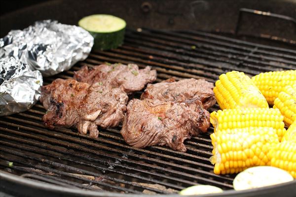 Grillede bøffer med nye kartofler og majskolber