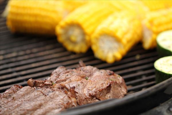 Grillede bøffer med nye kartofler og majskolber