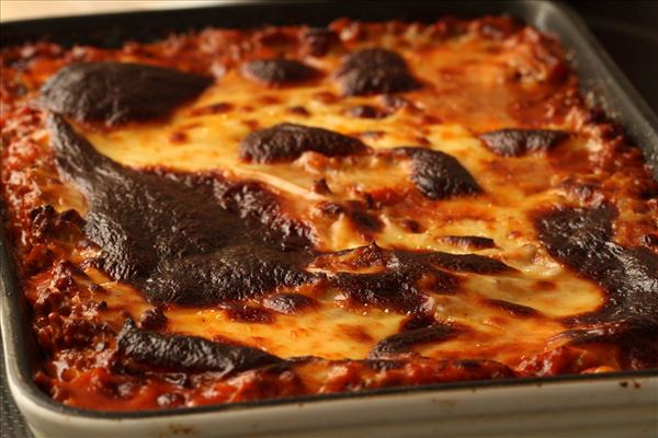 Lasagne med bechamelsauce og salat