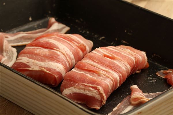 Grillet laks i bacon med grønsager