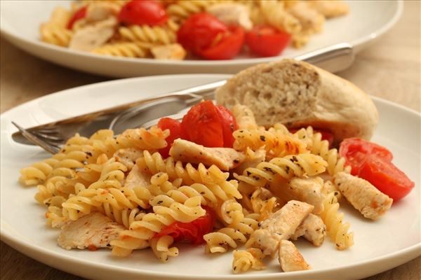 Stegt pasta med kylling og tomat