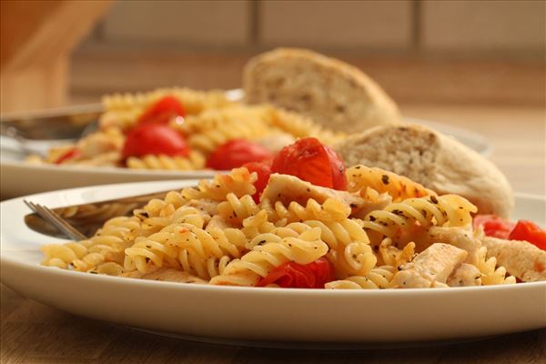 Stegt pasta med kylling og tomat
