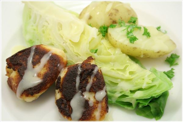 Fiskefrikadeller med spidskål og kartofler