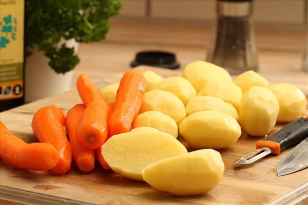 Farserede porrer med kartofler og gulerødder