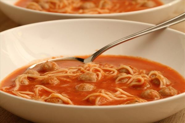 Tomatsuppe med nudler og kødboller