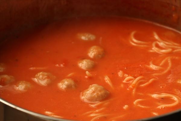 Tomatsuppe med nudler og kødboller